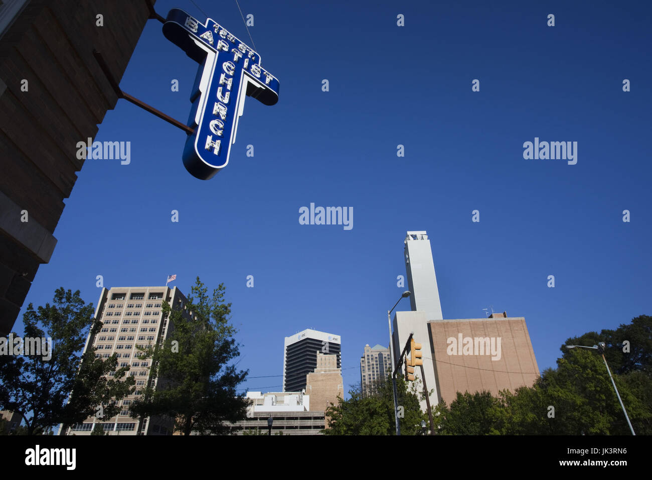 Stati Uniti d'America, Alabama, Birmingham, 16th Street Chiesa Battista, famoso punto di riferimento nei diritti civili lotta di afro-americani, la Chiesa segno e gli edifici della città Foto Stock