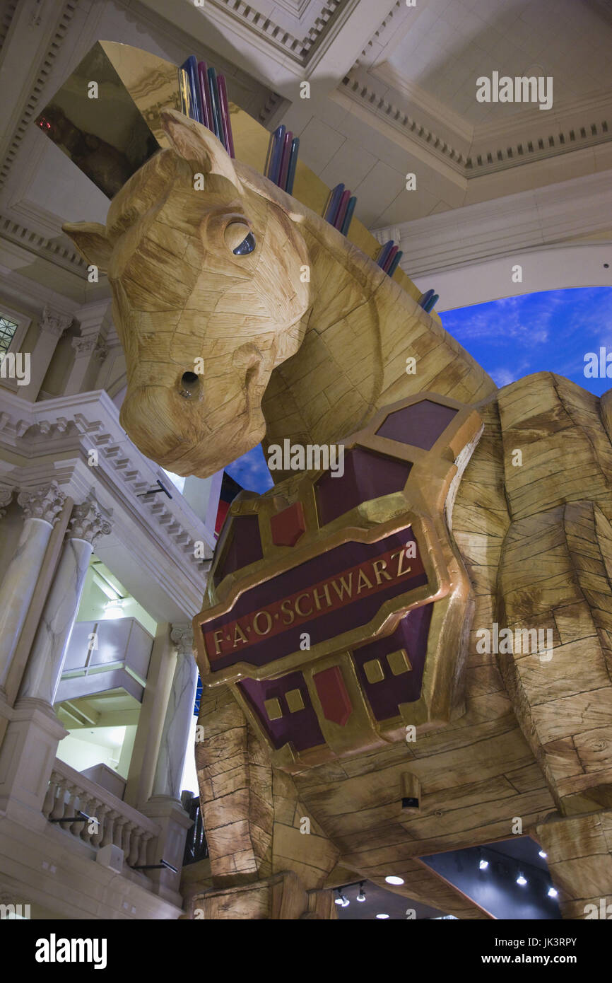 Stati Uniti d'America, Nevada, Las Vegas Strip, Forum Shops, cavallo di Troia al di fuori di FAO Schwarz toyshop Foto Stock