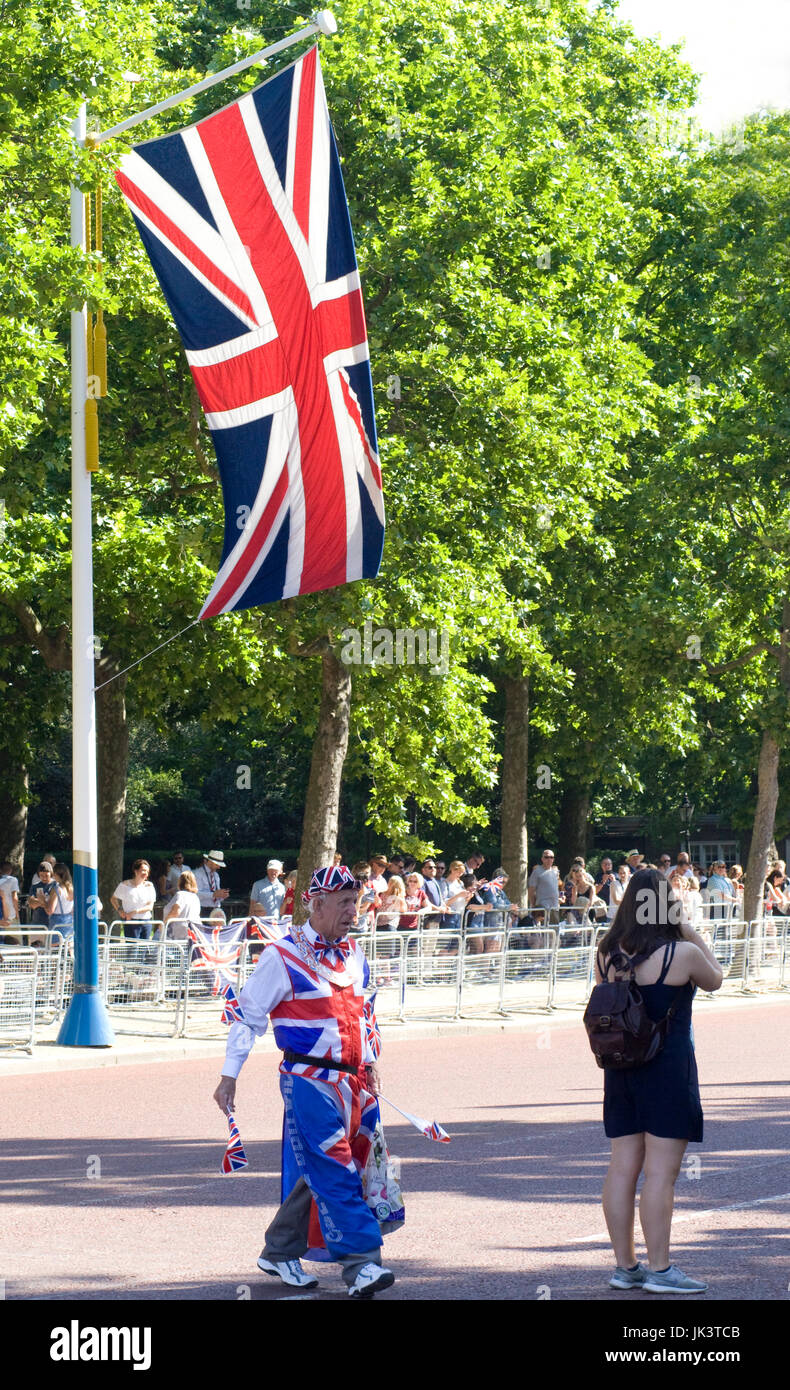 L'uomo vestito di union jack flag su Mall a Londra Foto Stock