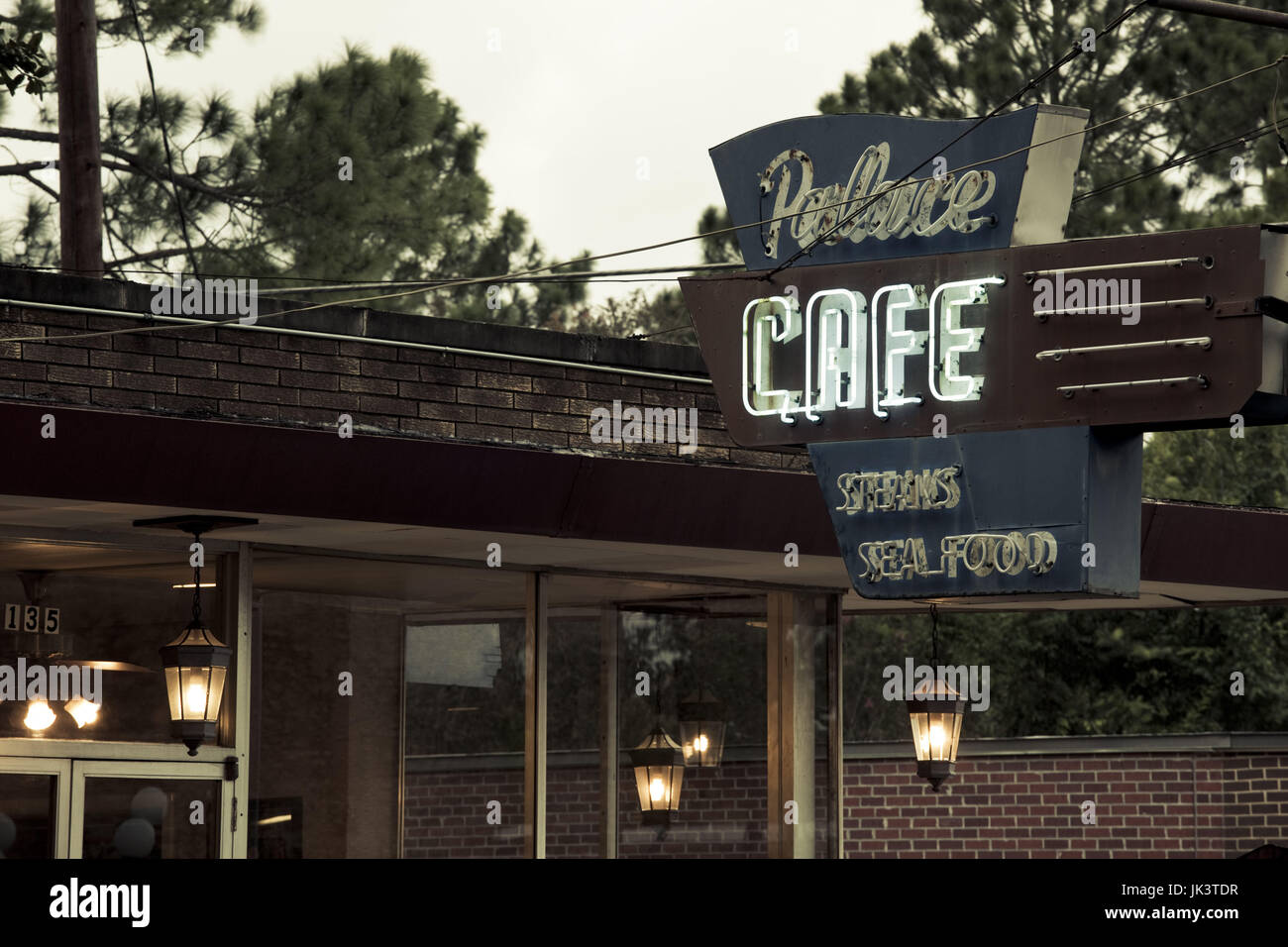 Stati Uniti d'America, Louisiana Cajun Country, Opelousas, Palace Cafe, che serve cibo meridionale fin dal 1954, esterna, sera Foto Stock