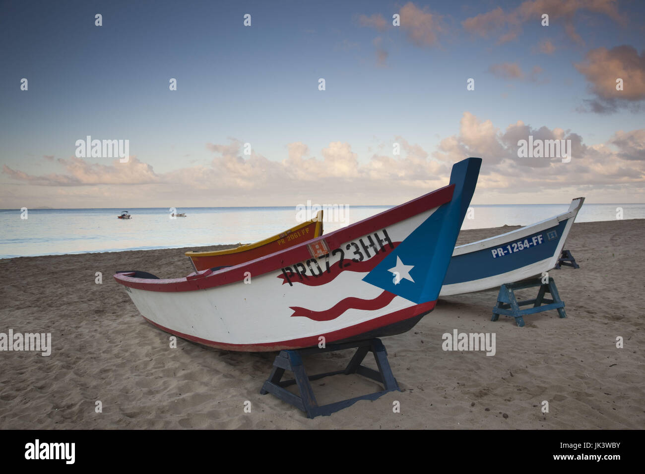 Puerto Rico, Costa Ovest, Aguadilla, Crashboat Beach, le imbarcazioni di salvataggio, alba Foto Stock
