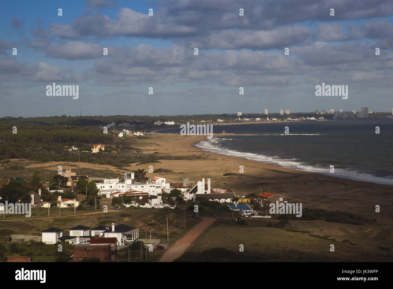 Uruguay, Punta del Este area, Punta Ballena, complesso turistico dal Rio de la Plata e Punta skyline Foto Stock