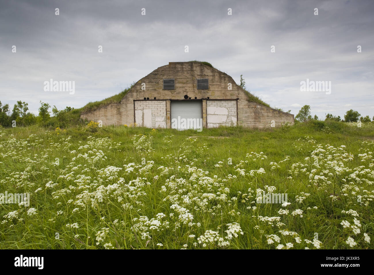Estonia Estonia occidentale di Haapsalu, ex dell era sovietica MIG fighter jet hangar, ora un agricoltore's shed Foto Stock