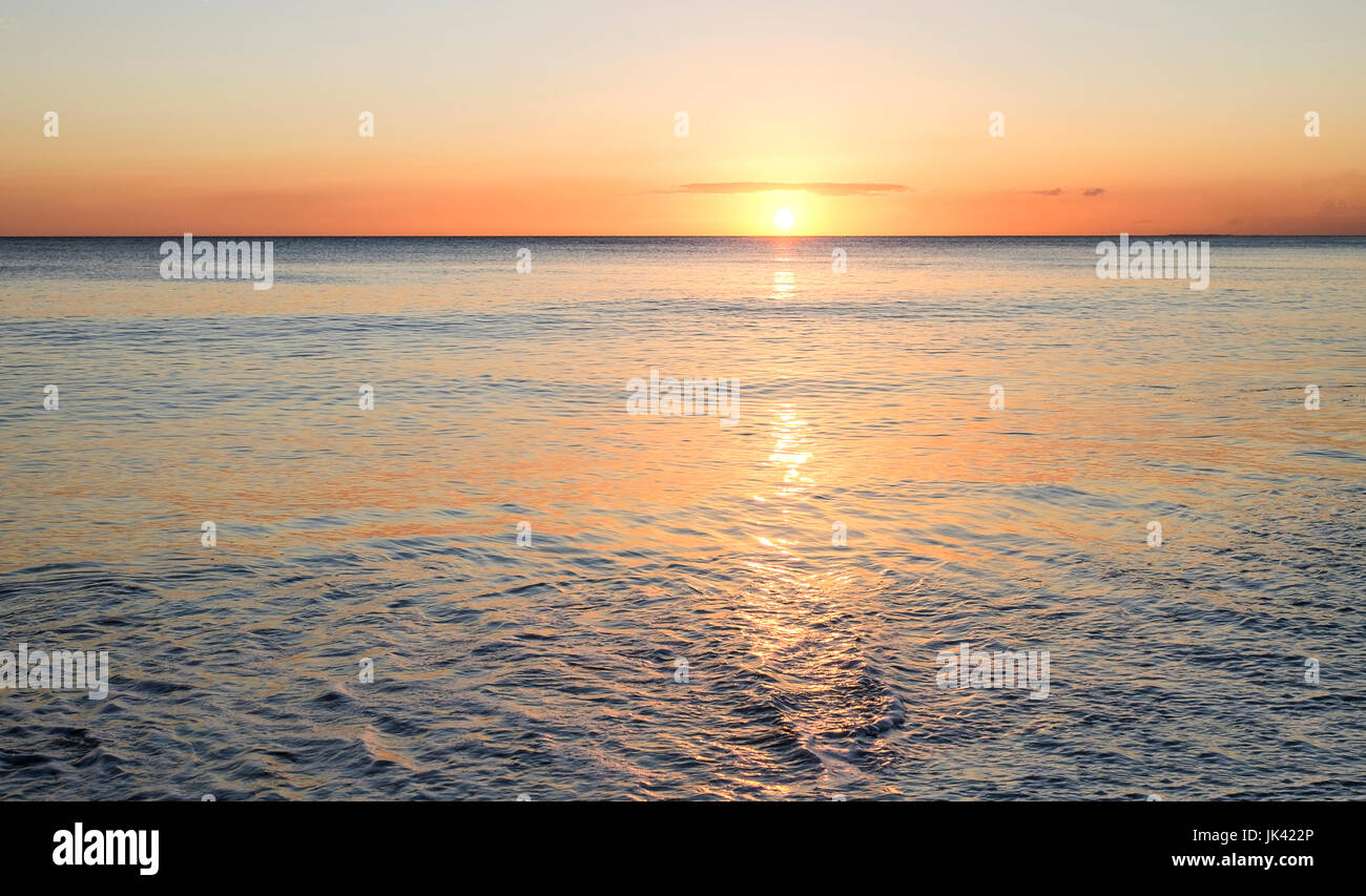 Tramonto sul mare orizzonte Foto Stock