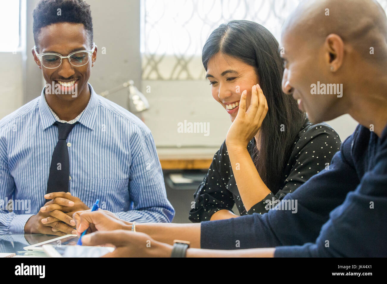 Persone ridere in riunione Foto Stock