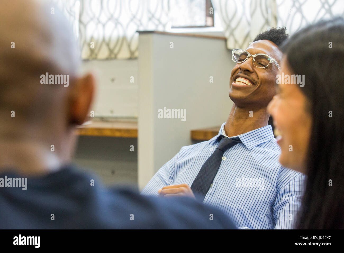 Persone ridere in riunione Foto Stock