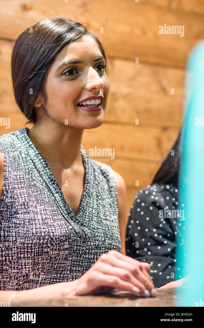 Close up di sorridere donna asiatica Foto Stock