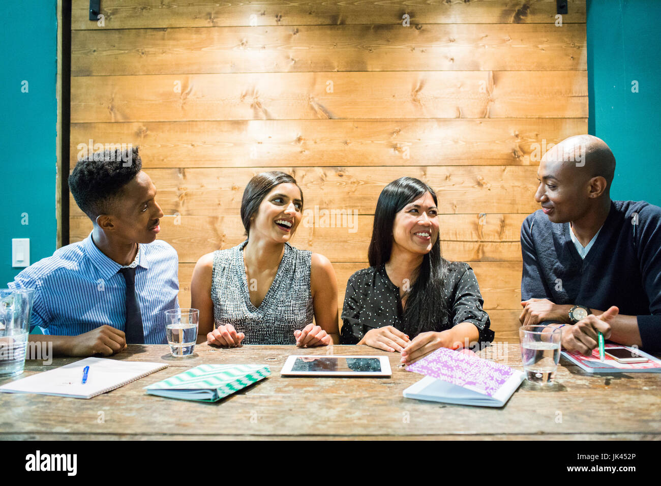 Persone ridere in riunione Foto Stock