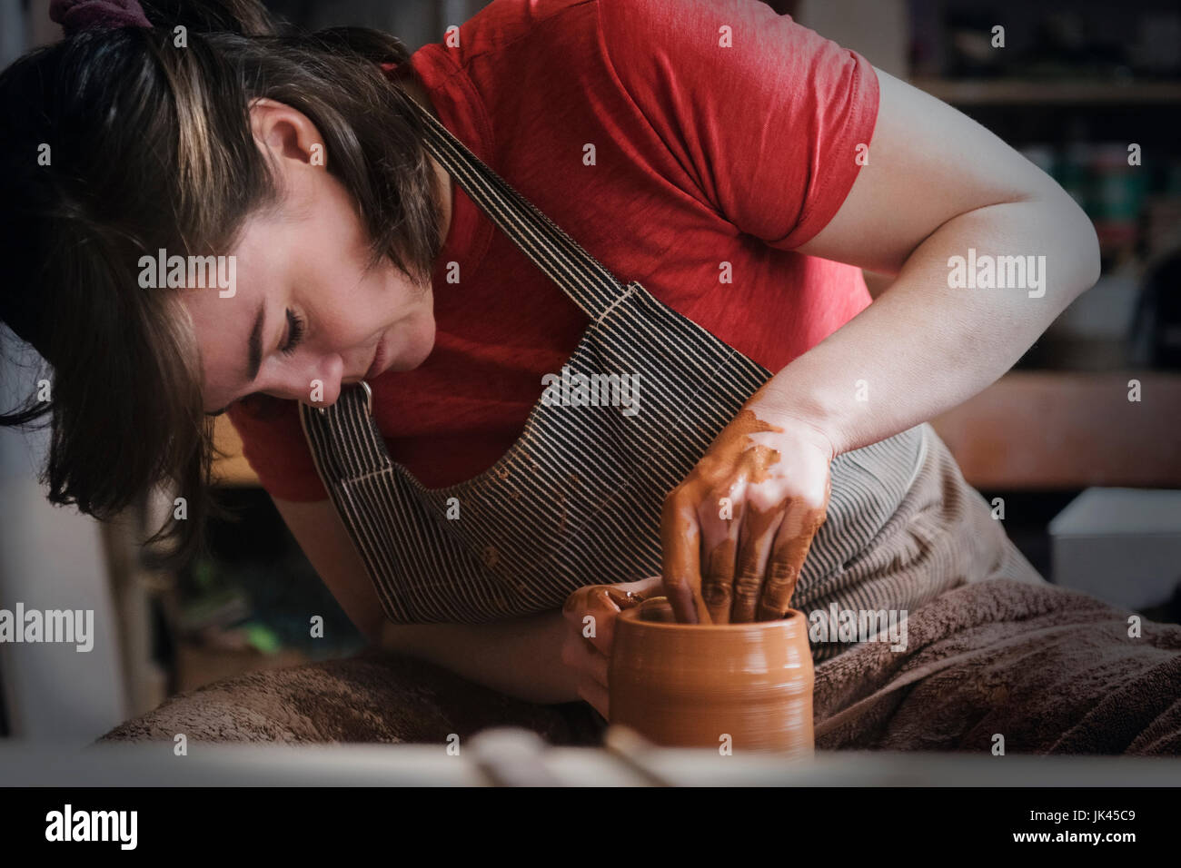 La donna caucasica sagomatura di argilla in ceramica Foto Stock