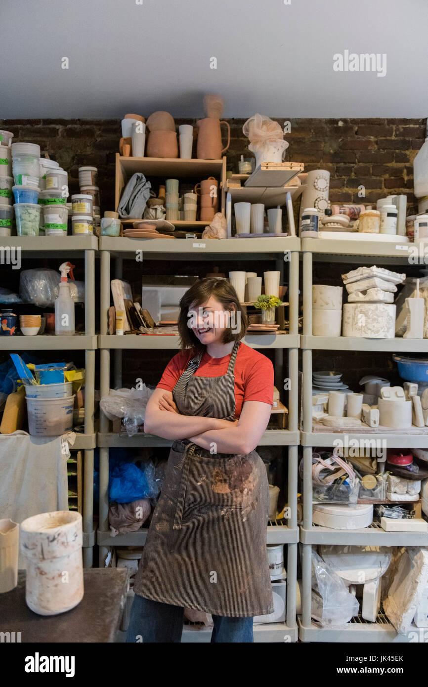 Caucasian woman standing nel laboratorio di ceramica Foto Stock