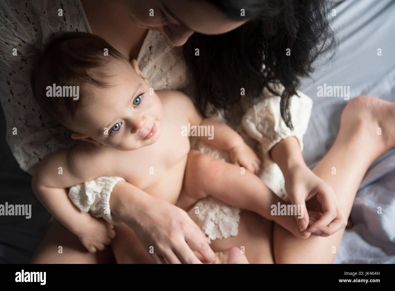 Madre caucasica holding baby figlio in giro Foto Stock
