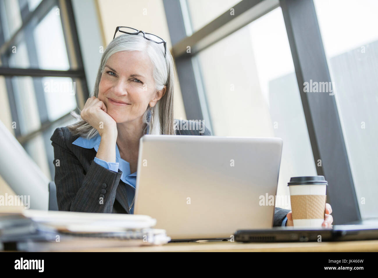 Ritratto di sorridere Caucasian imprenditrice utilizzando laptop Foto Stock