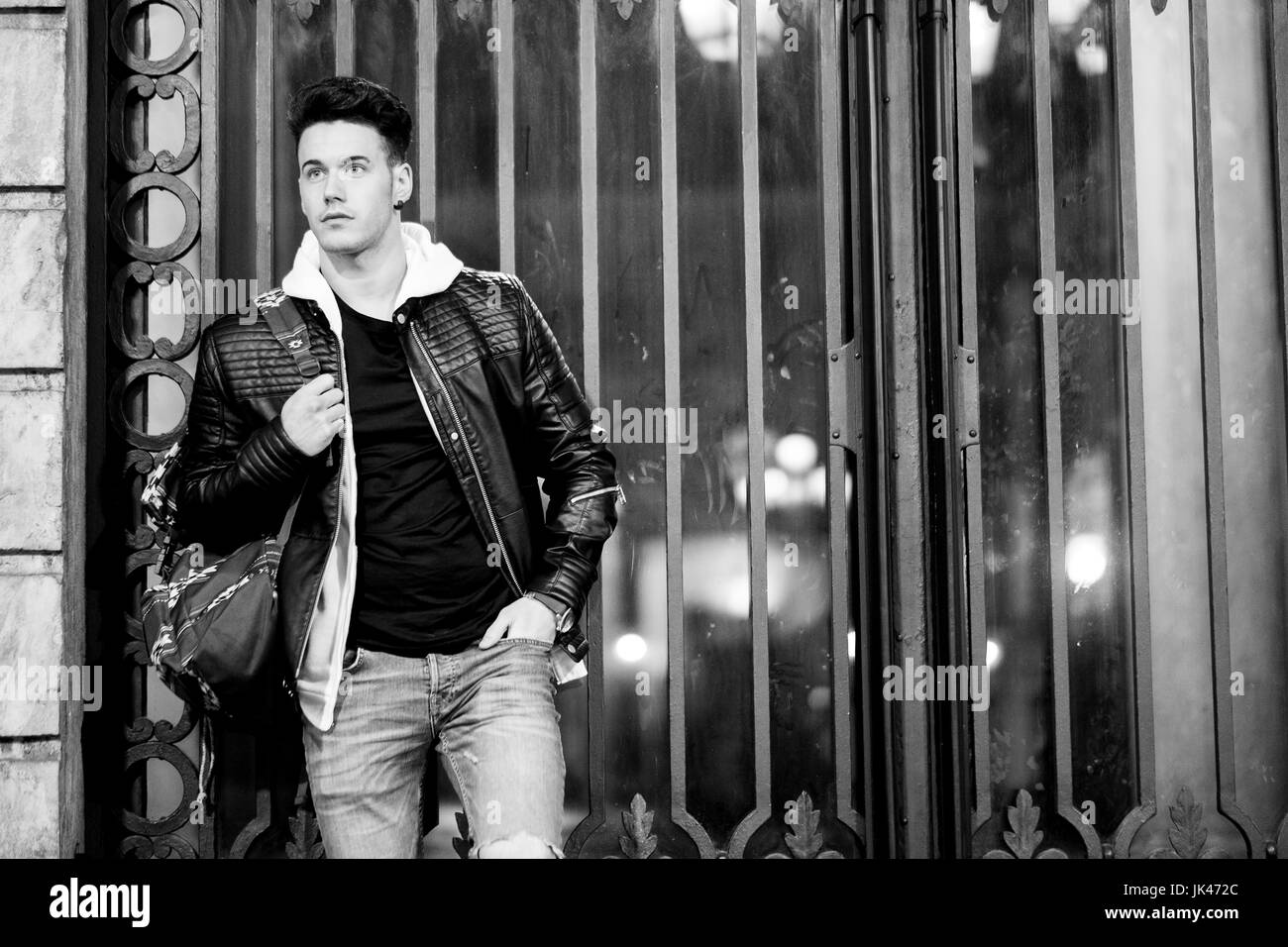 Uomo caucasico sacchetto contenitore appoggiato su porta Foto Stock