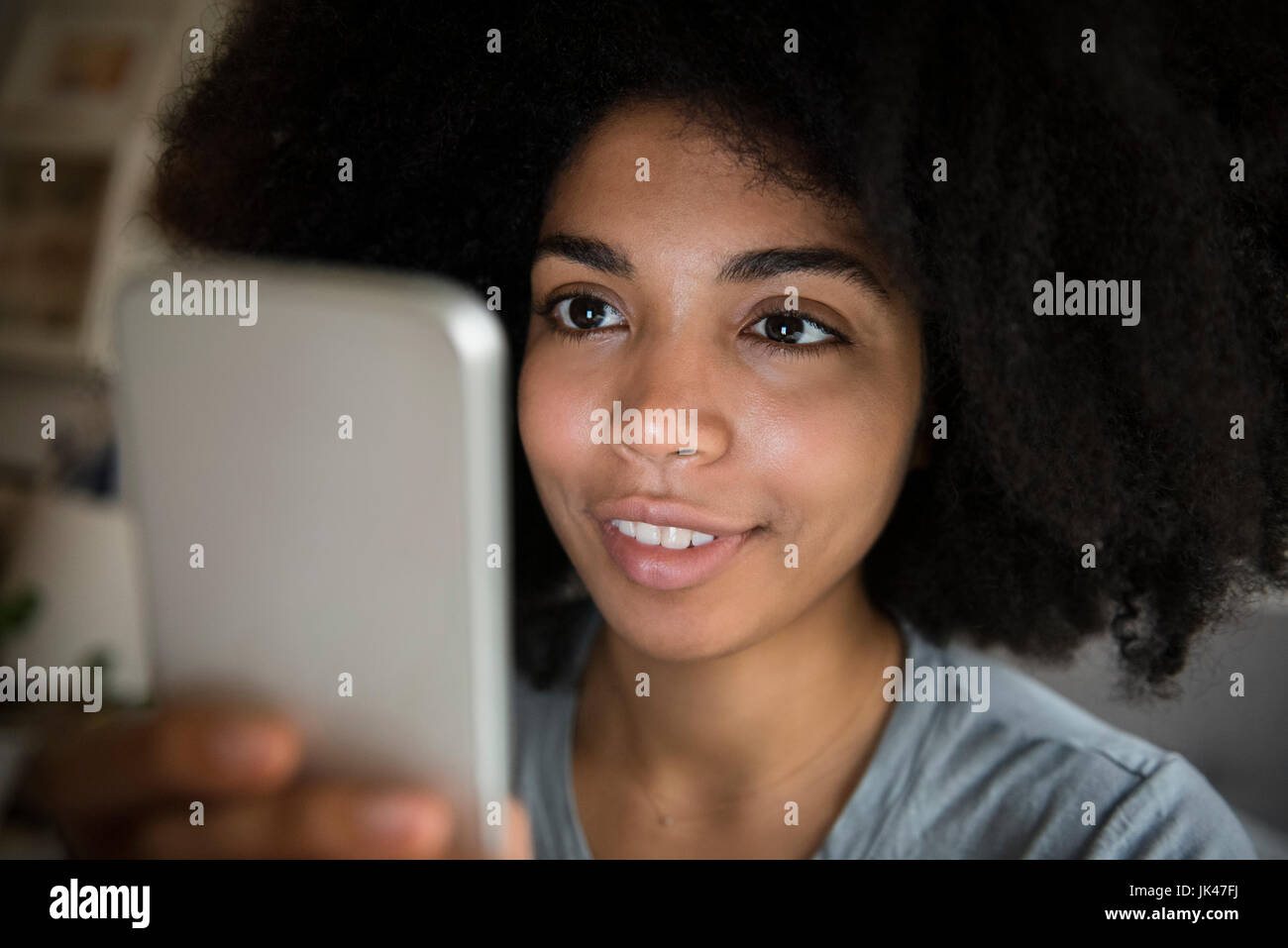 African American donna sms sul cellulare Foto Stock