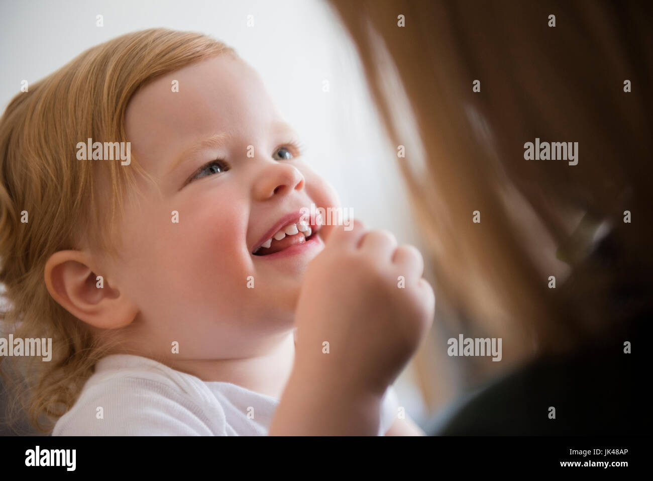 Caucasian ragazza sorridente alla madre Foto Stock