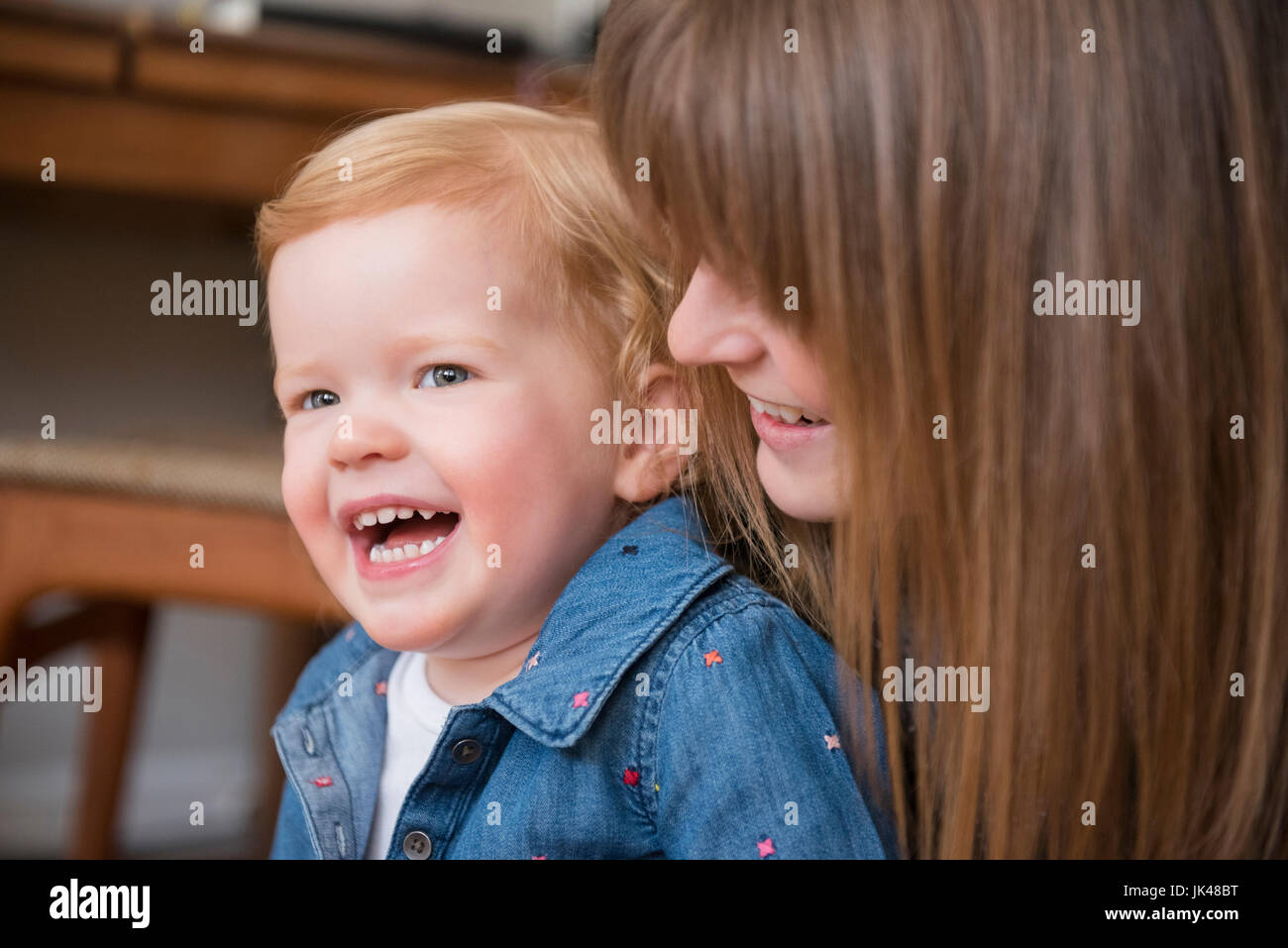 Ridendo Caucasian madre e figlia Foto Stock