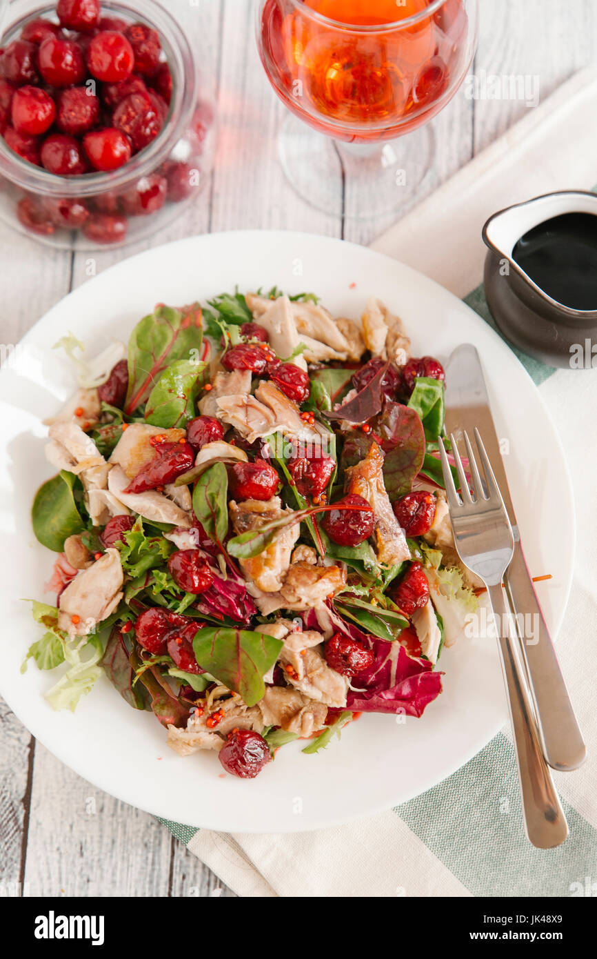 Piatto di insalata di pollo e salsa alle ciliegie Foto Stock