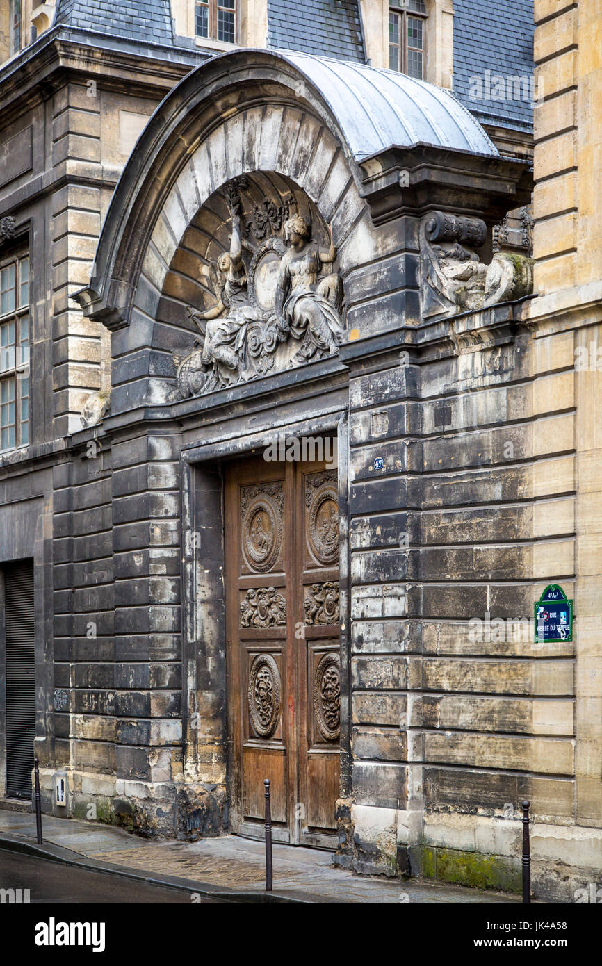 Costruito nel 1660 dall'architetto Pierre Cottard - il legno intagliato da Thomas Regnaudin, porte a Hôtel Amelot Bisseuil nel Marais, Parigi, Francia Foto Stock