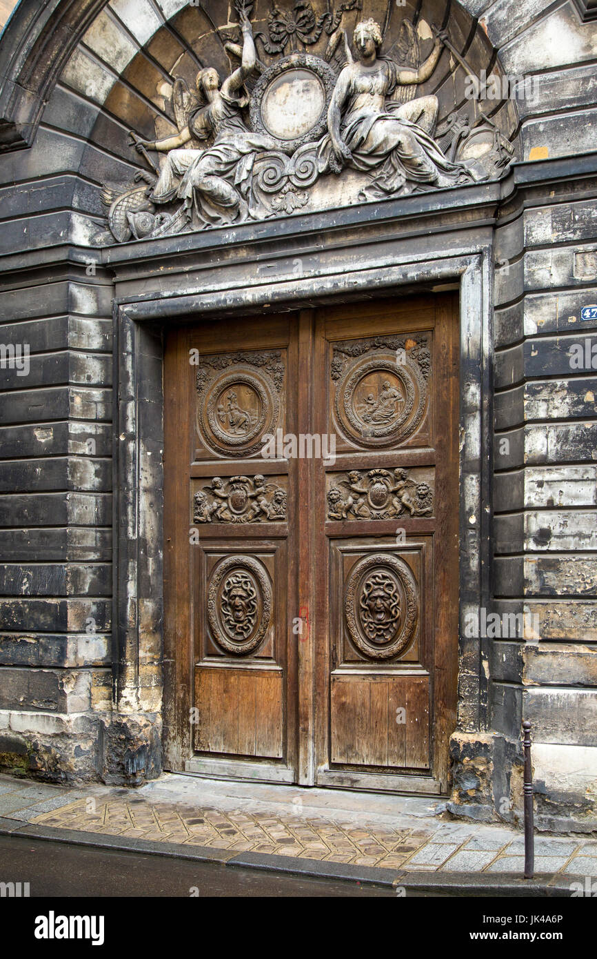 Costruito nel 1660 dall'architetto Pierre Cottard - il legno intagliato da Thomas Regnaudin, porte a Hôtel Amelot Bisseuil nel Marais, Parigi, Francia Foto Stock