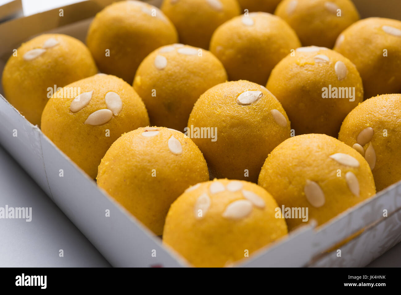 La farina di ceci (grammo farina) laddoos, un Indiano cibo dolce "farina di  ceci Laddu' Foto stock - Alamy