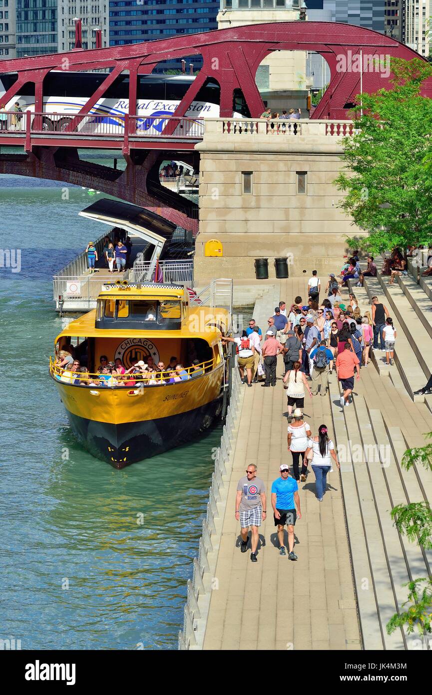 Con un taxi acqueo fermarsi per consentire ai passeggeri di sbarcare e scheda vicino a Wells Street presso il riverwalk lungo il fiume Chicago. Chicago, Illinois, Stati Uniti d'America. Foto Stock