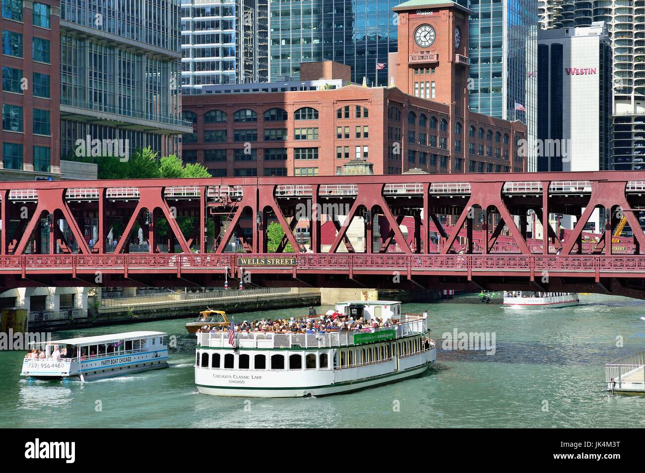 Con un taxi acqueo si affianca ad altre imbarcazioni nella creazione di un notevole volume di traffico sul Fiume di Chicago sotto la Wells Street Bridge di Chicago, Illinois, Stati Uniti d'America. Foto Stock