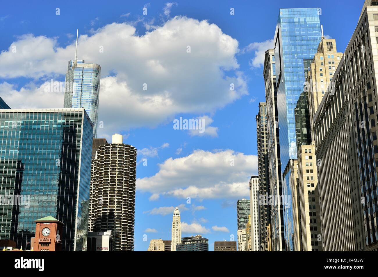 Architettura lungo Chicago Chicago River corridoio Wacker Drive che conduce a est verso il lago Michigan. Chicago, Illinois, Stati Uniti d'America. Foto Stock