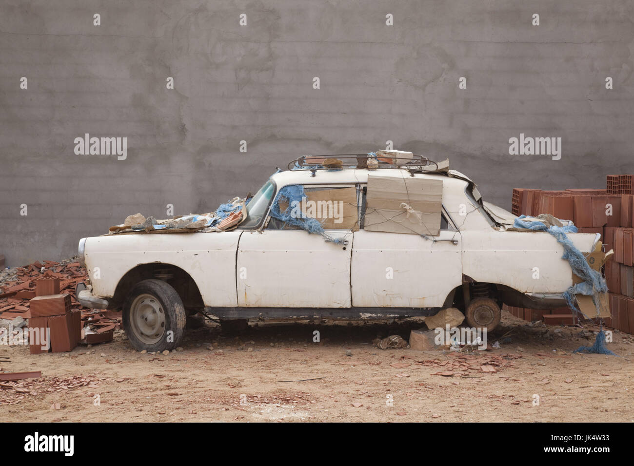 La Tunisia, Ksour Area, Ghomrassen, abbandonato anni settanta-ser Peugeot 404 auto Foto Stock