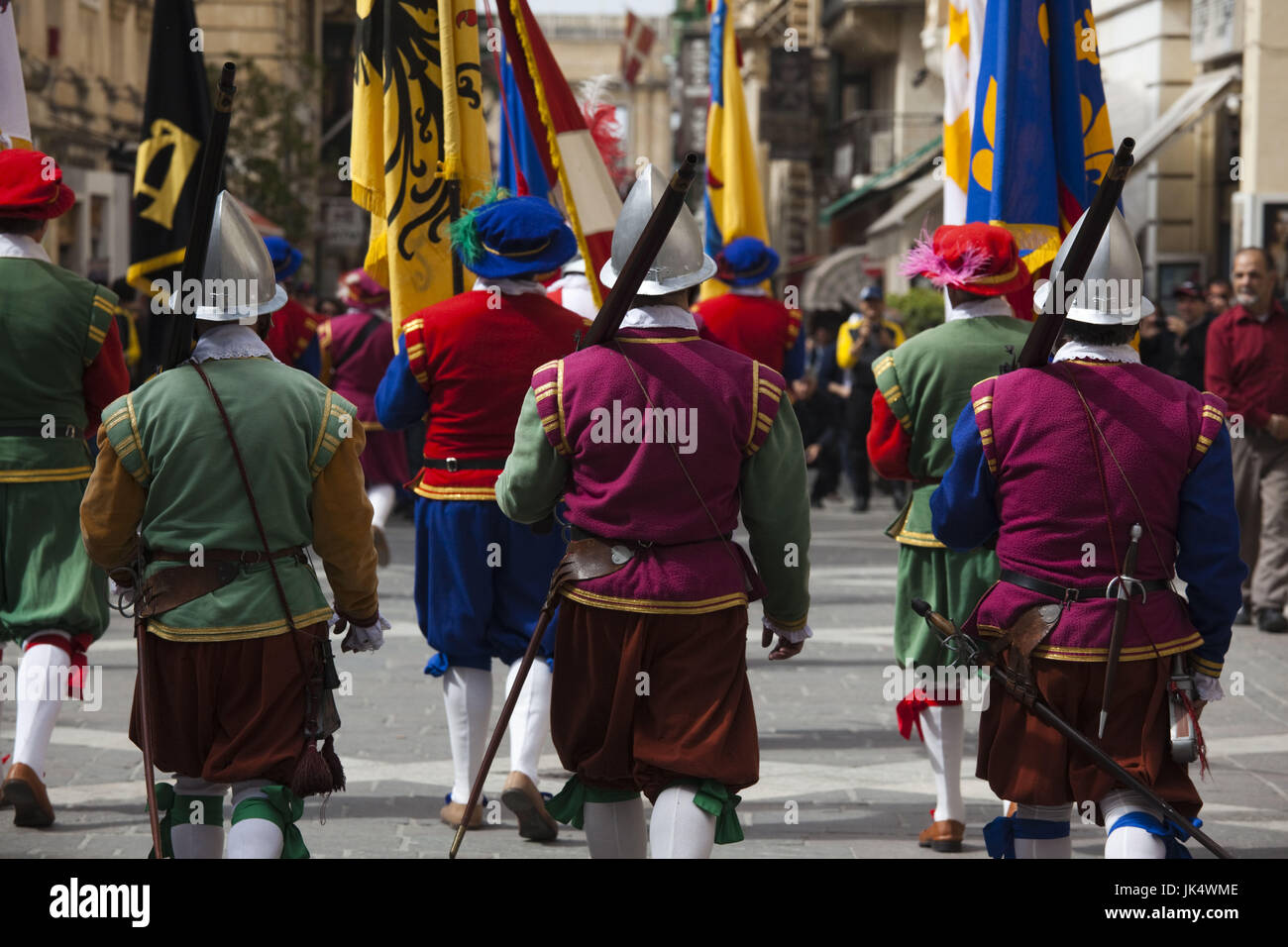 Malta, La Valletta, in guardia militare di re-enactors nel xv secolo uniformi, Triq il-Repubblika street, NR Foto Stock