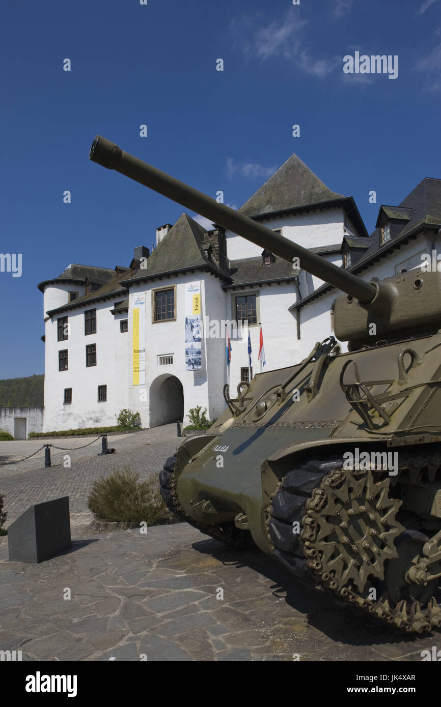 Lussemburgo, Clervaux, Clervaux Castello, secolo XII c, casa permanente della famiglia dell'uomo mostra fotografica con WW2 era Sherman serbatoio, Foto Stock