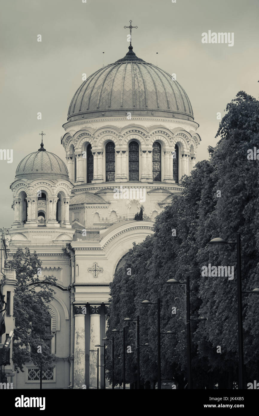 La lituania, Centrale della Lituania, Kaunas, Laisves Aleja street, vista di San Michele Arcangelo Chiesa Foto Stock