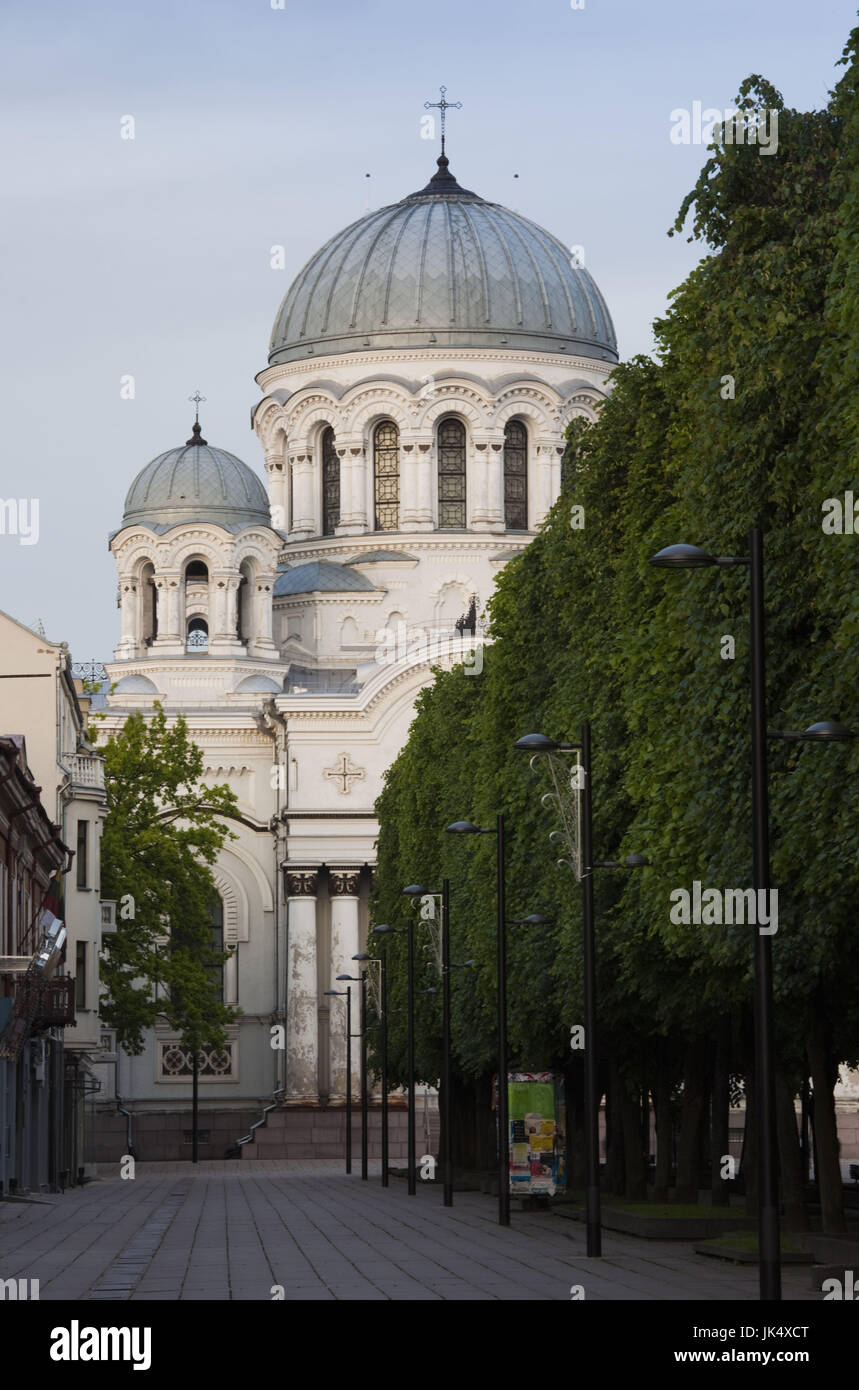 La lituania, Centrale della Lituania, Kaunas, Laisves Aleja street, San Michele Arcangelo Chiesa Foto Stock