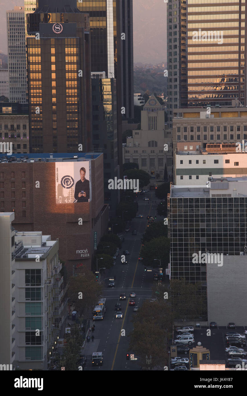 Stati Uniti, California, Los Angeles, Downtown, vista aerea northeaast su South Grand Avenue, crepuscolo Foto Stock