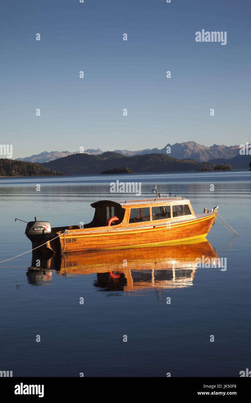Argentina NEUQUEN Provincia, Lake District, strada dei sette laghi, Villa La Angostura, Puerto Manzano, Lago Nahuel Huapi a Manzano Bay Foto Stock