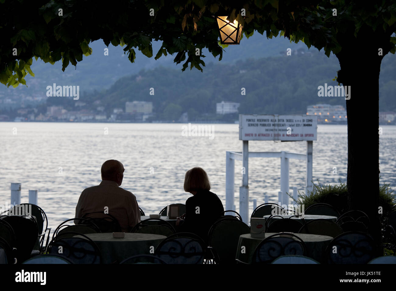 L'Italia, Lombardia, regione dei Laghi, il lago di Como e Bellagio, Lakeside Cafe, crepuscolo, NR Foto Stock