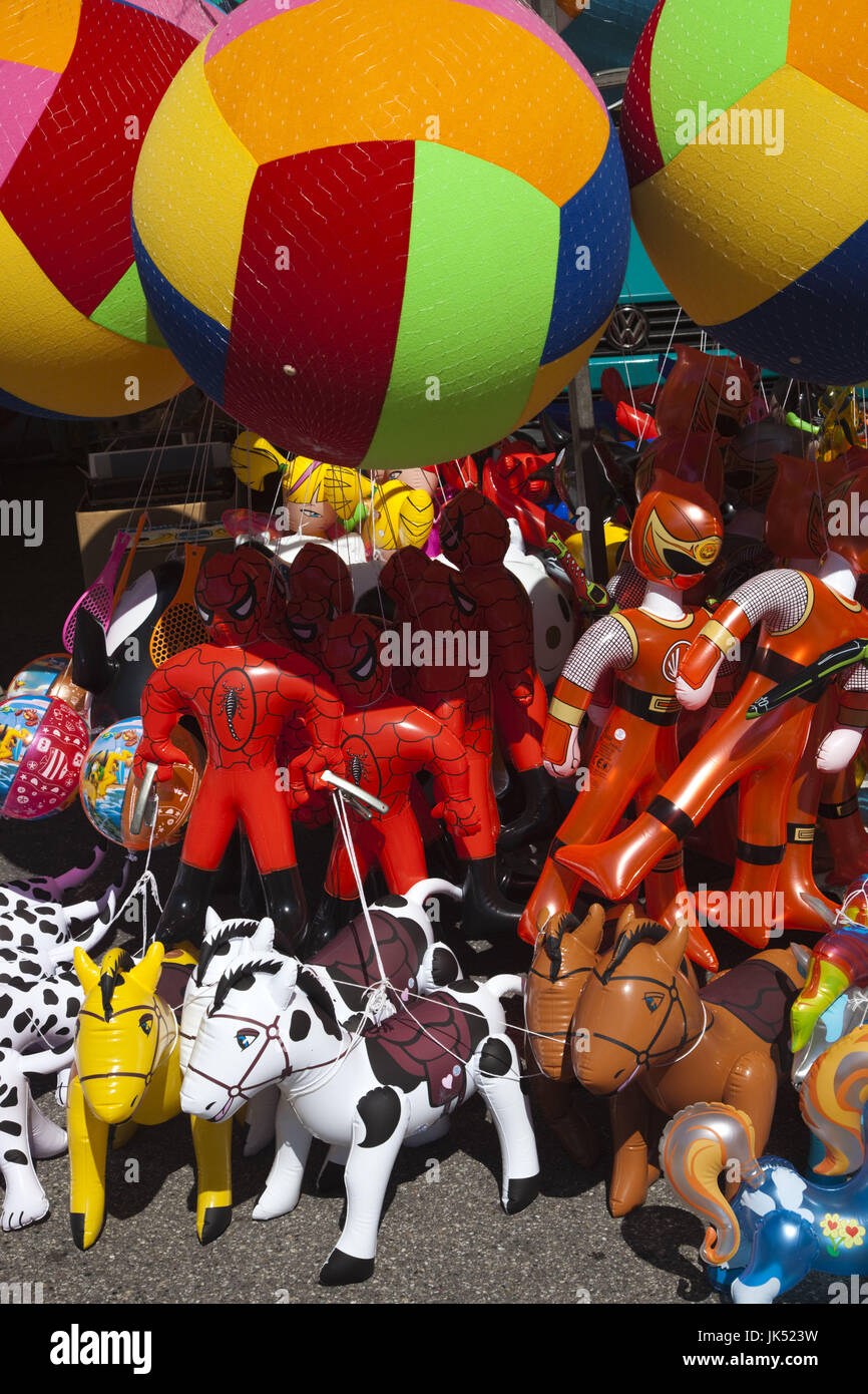 L'Italia, Piemonte, Lago Maggiore, Verbania-Intra, grande spiaggia di sfere e giocattoli Foto Stock