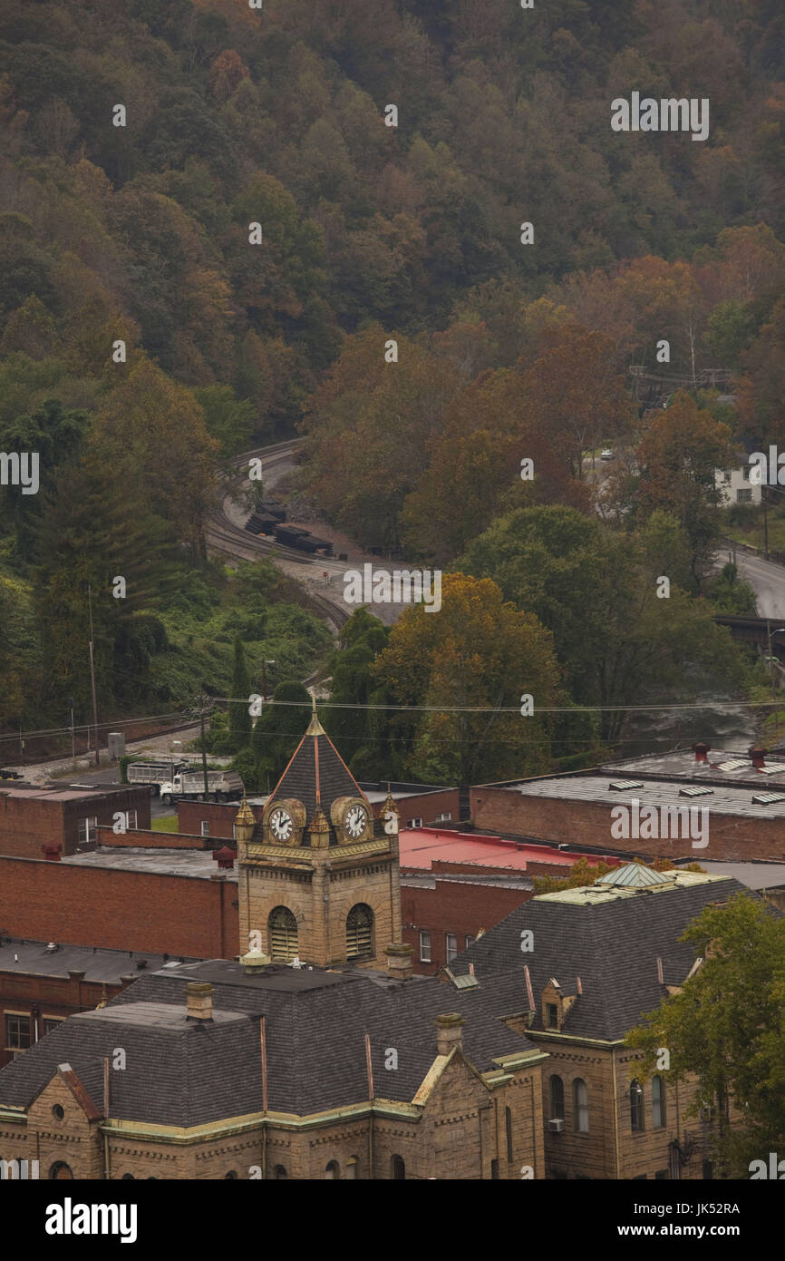 Stati Uniti d'America, West Virginia, Welch, carbone nazionale Area Patrimonio, ad alto angolo di visione con McDowell County Courthouse, una volta noto come Little Chicago Foto Stock