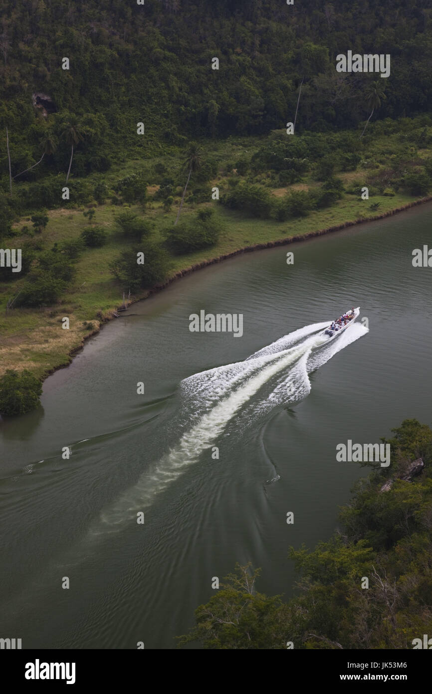 Repubblica Dominicana, La Romana, Altos de Chavon, ad alto angolo di visione del Rio fiume Chavon, visto nel film 'Apocalypse Now", escursione turistica barca Foto Stock