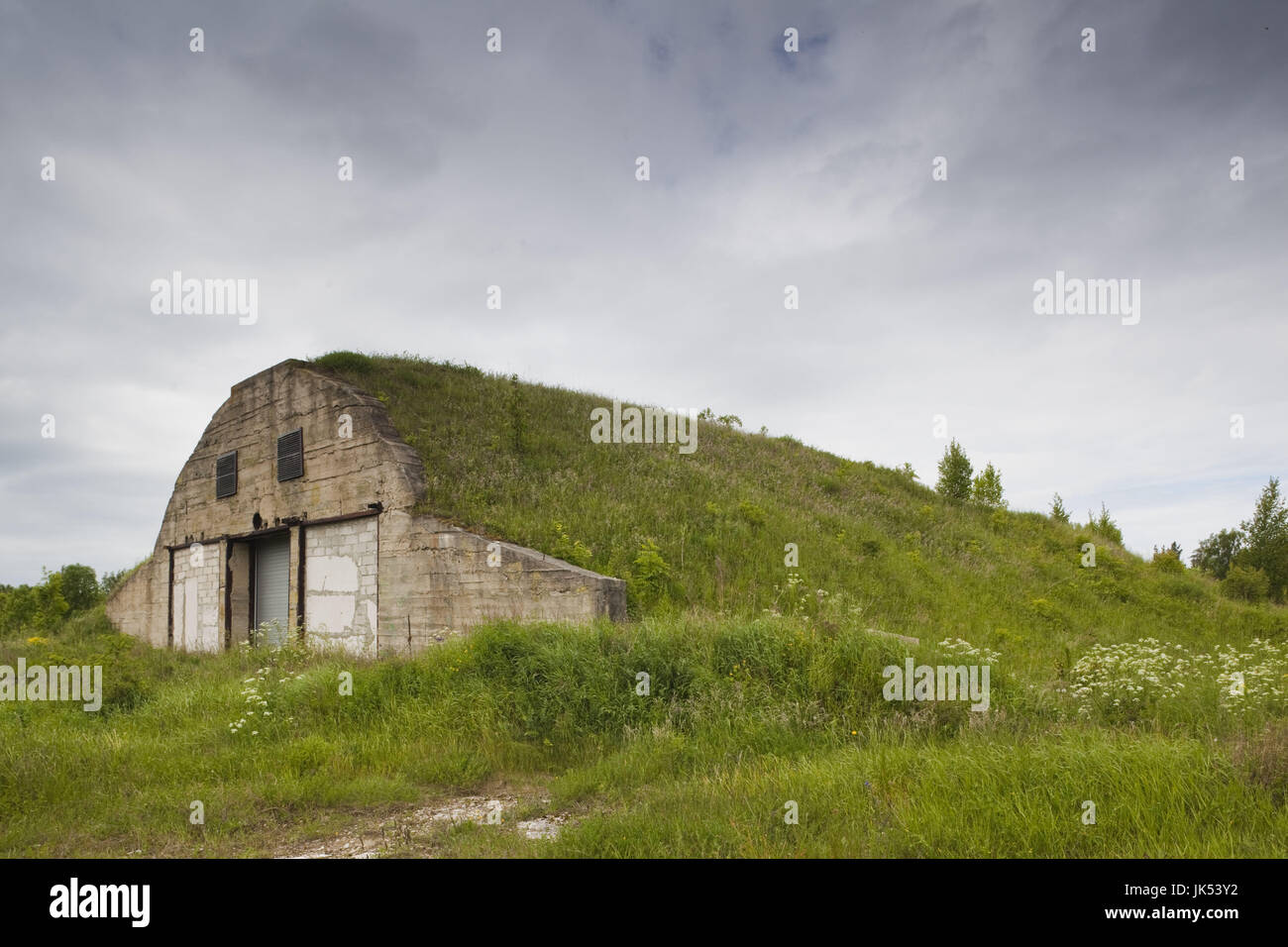 Estonia Estonia occidentale di Haapsalu, ex dell era sovietica MIG fighter jet hangar, ora un agricoltore's shed Foto Stock