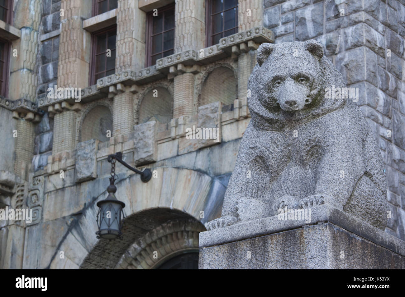 Finlandia, Helsinki, Kansallimuseo, museo nazionale della Finlandia, portano la statua Foto Stock