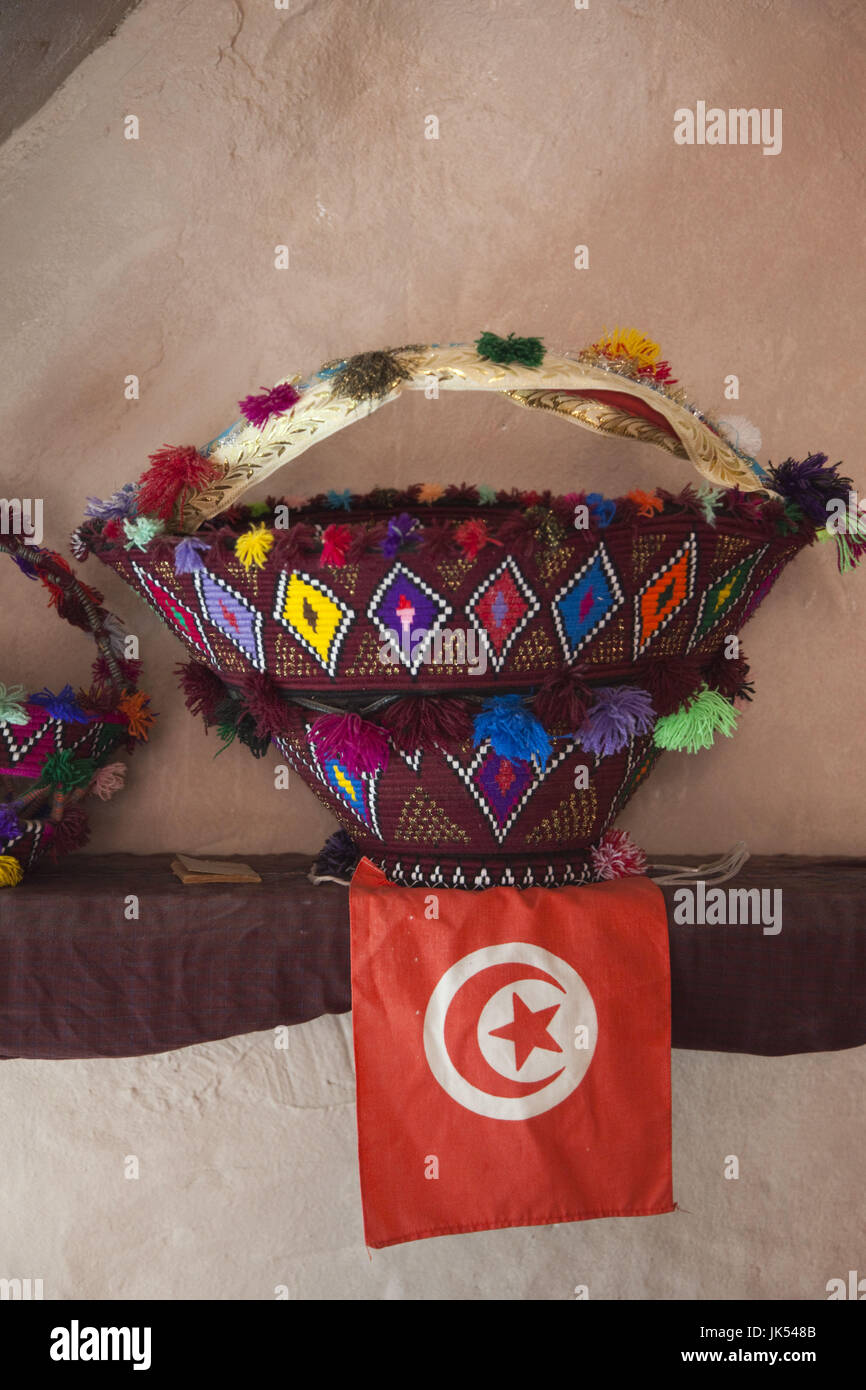 La Tunisia, Ksour Area, Ksar Haddada, souvenir cestello con bandiera Tunisina Foto Stock
