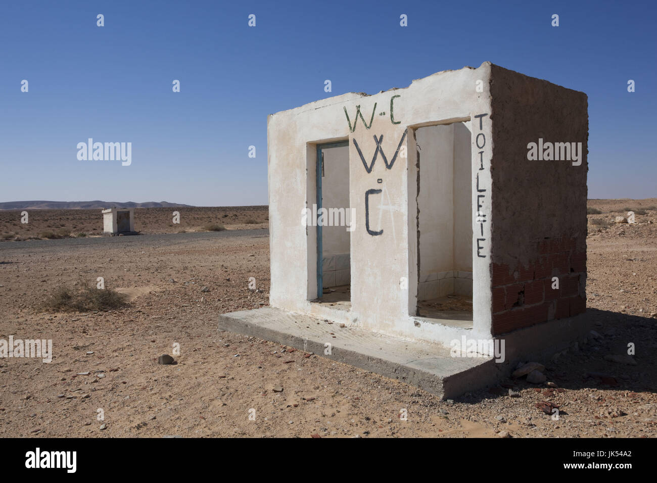 La Tunisia, Ksour Area, percorso C 105, deserto strada bagni e WC Foto Stock