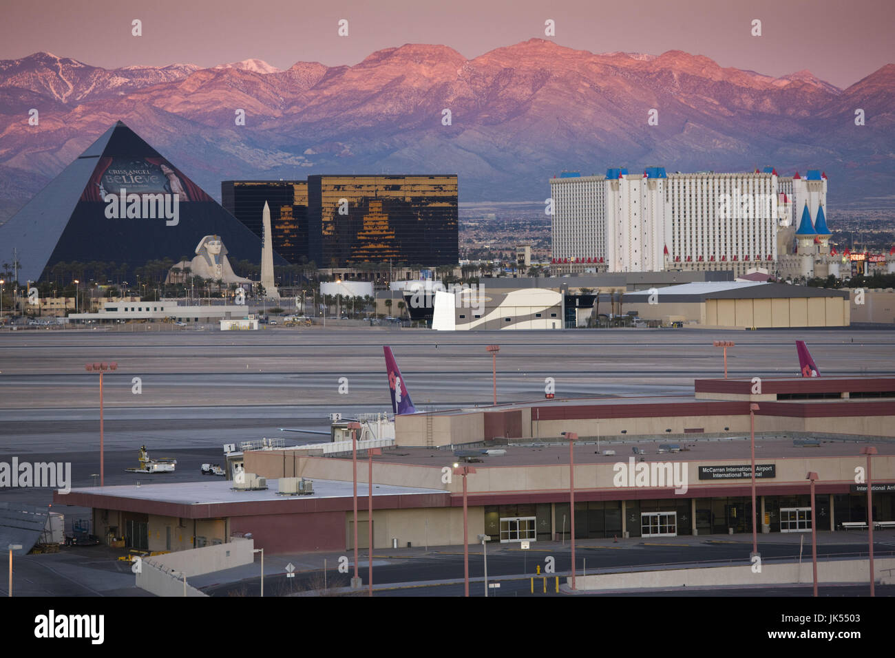 Stati Uniti d'America, Nevada, Las Vegas Strip, vista di Luxor e Excalibur Hotel e Casinò dall'Aeroporto Internazionale di McCarran, mattina Foto Stock