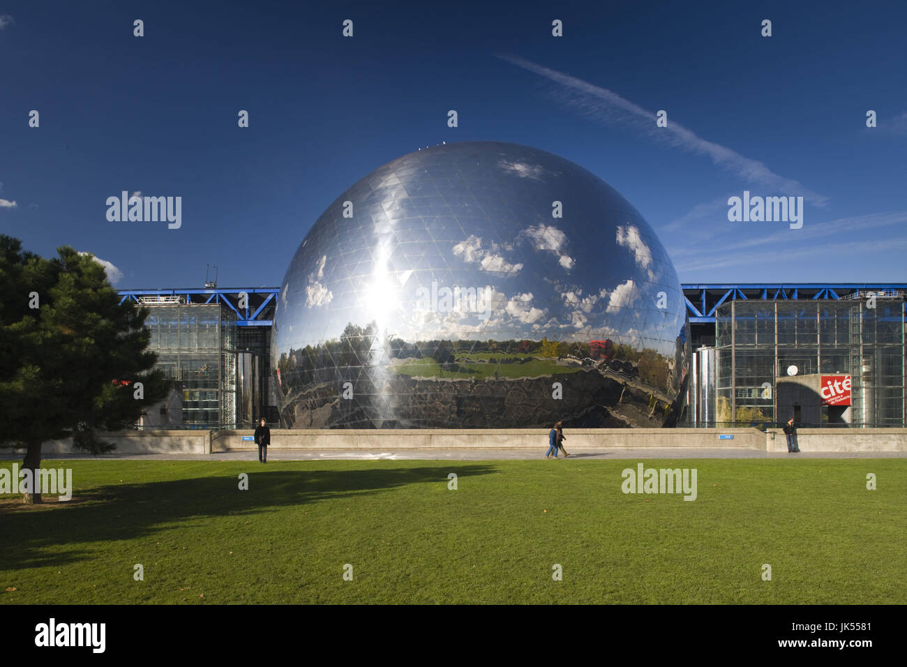 Francia, Paris, Parc de la Villette, La Geode e la Cité des Sciences et de l' Industrie museum Foto Stock