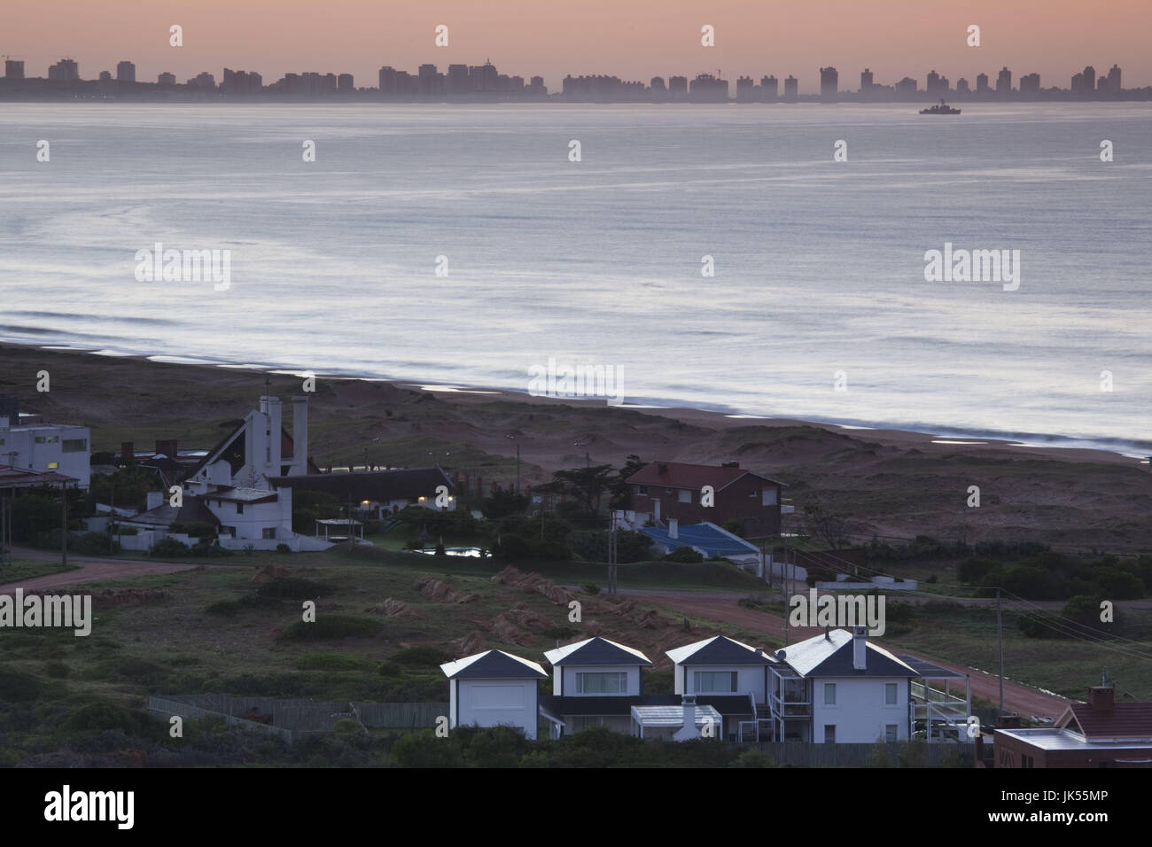 Uruguay, Punta del Este area, Punta Ballena, complesso turistico dal Rio de la Plata e Punta skyline, alba Foto Stock