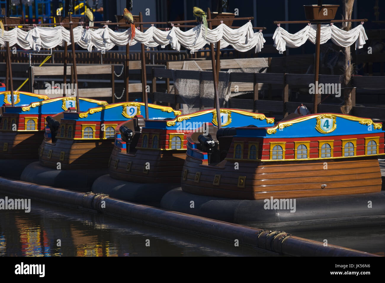 In Germania, in Renania settentrionale-Vestfalia, il bacino della Ruhr, Oberhausen, Centro shopping centre, pirata kiddie ride, Foto Stock