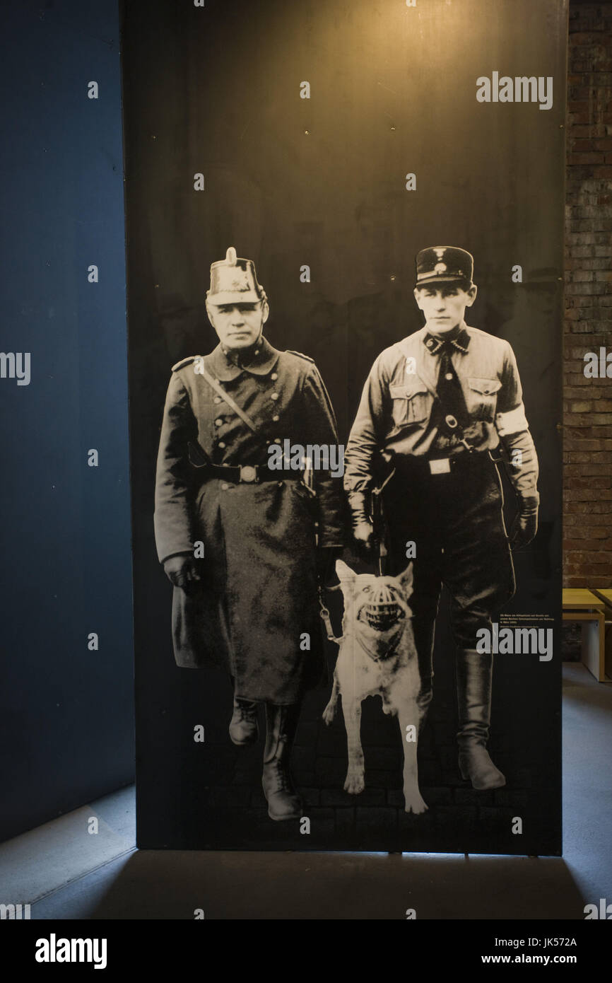 In Germania, in Baviera, Norimberga, ex partito nazista Rally motivi, Centro di Documentazione museo, Storm Trooper display, Foto Stock