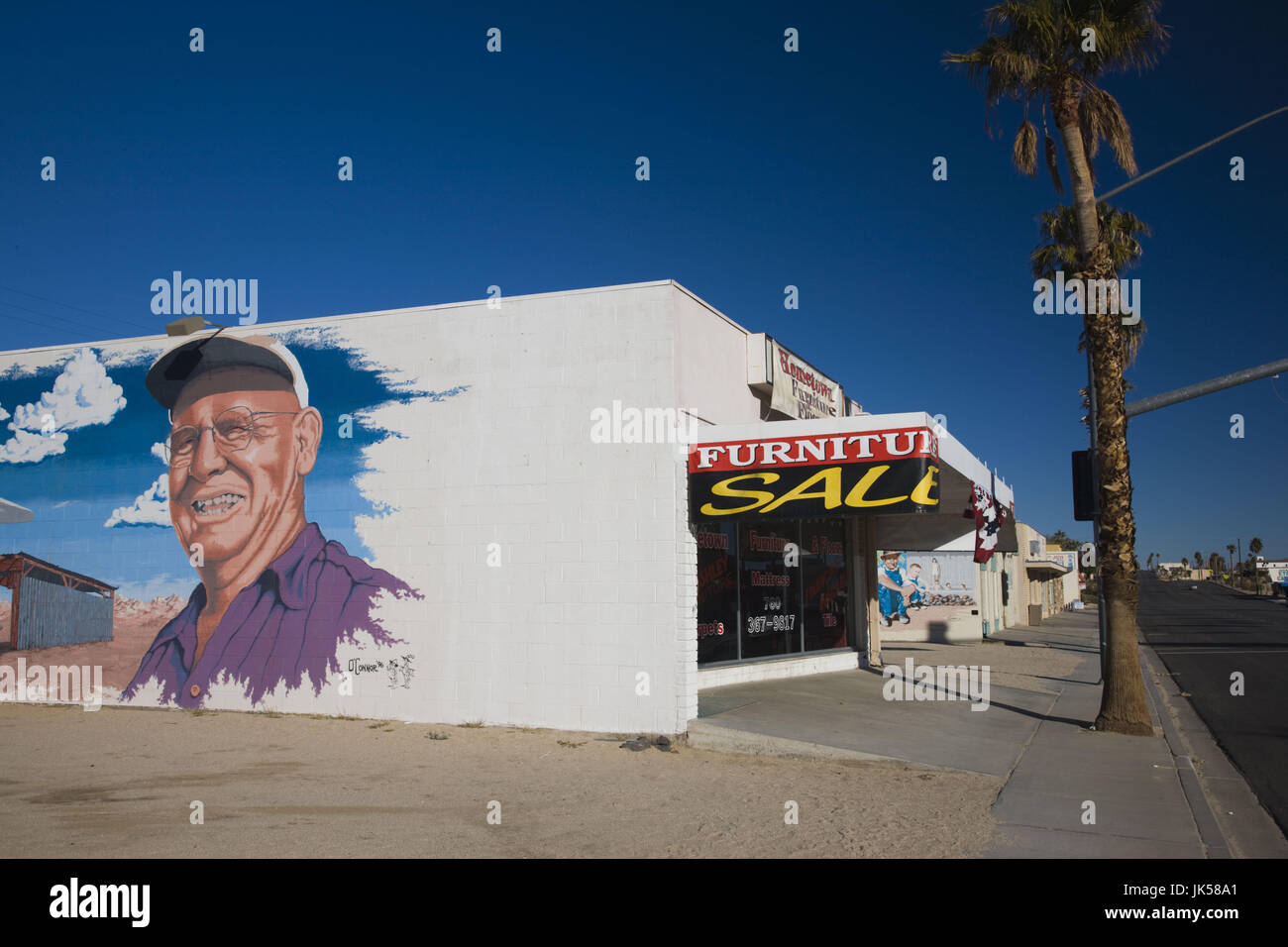 Stati Uniti, California, ventinove palme, street murale Mojave Desert town Foto Stock