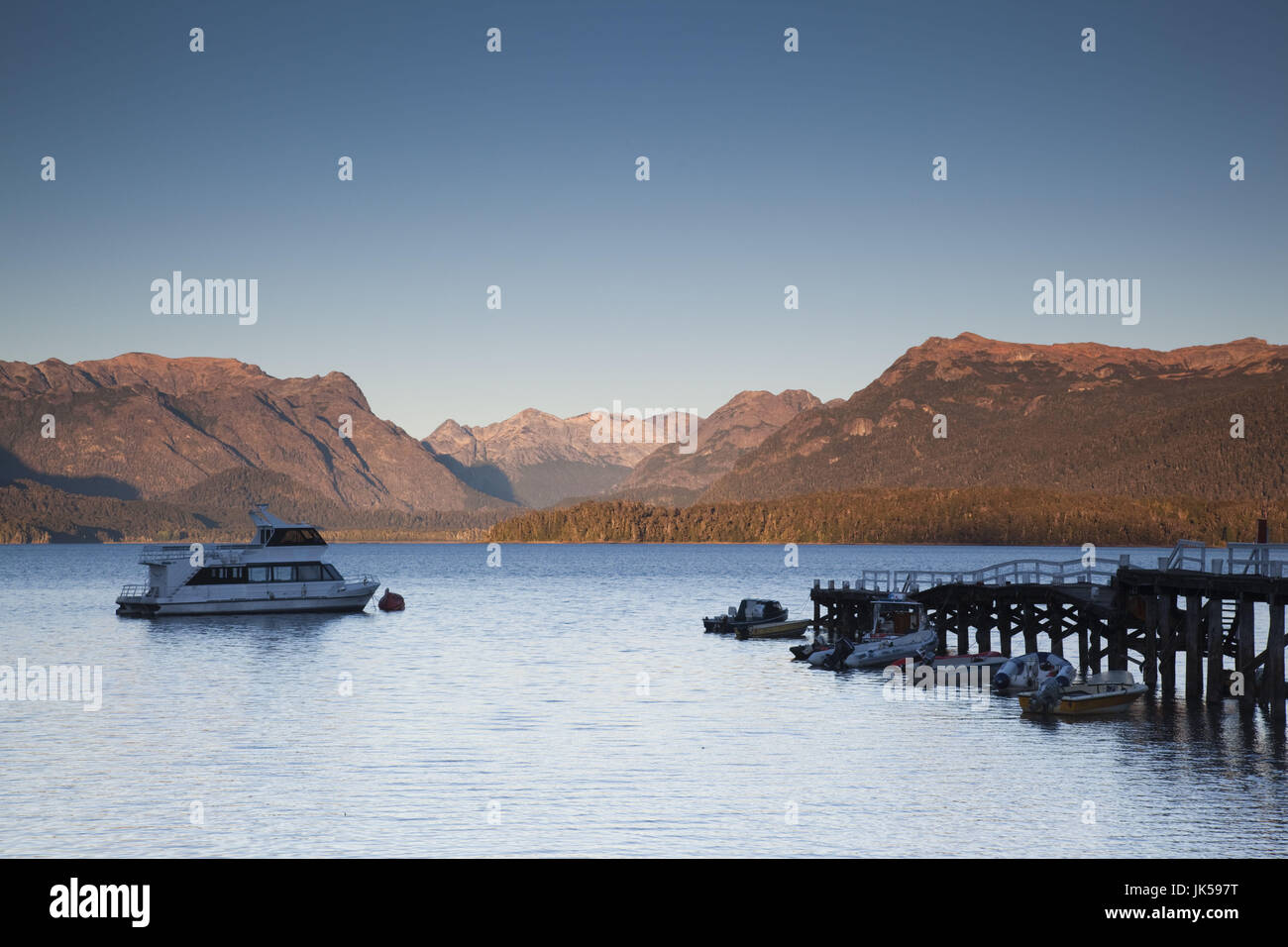 Argentina NEUQUEN Provincia, Lake District, strada dei sette laghi, Villa La Angostura, Lago Nahuel Huapi, Brava Bay pier, alba Foto Stock