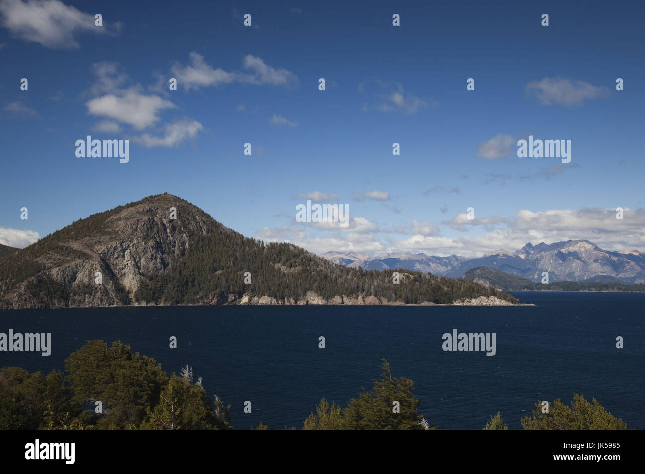 Argentina NEUQUEN Provincia, Lake District, riva settentrionale del Lago Nahuel Huapi, vista del Brazo Huemul Foto Stock